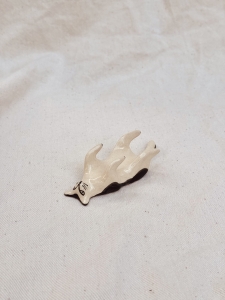 FIGURKA KOT BRZUSZKIEM DO GÓRY