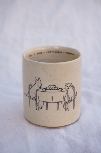 KUBEK PIESKI PRZY STOLE