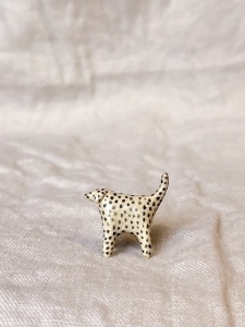 FIGURKA MINI PIESKA W KROPKI