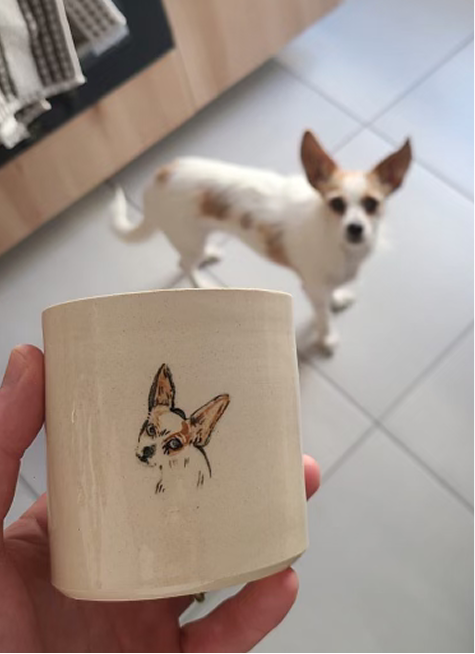 Piesek malowany ręcznie na kubku ceramicznym
